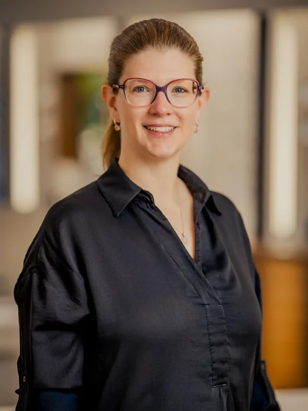 Portraitfoto von Friederike Botta in den Geschäftsräumen