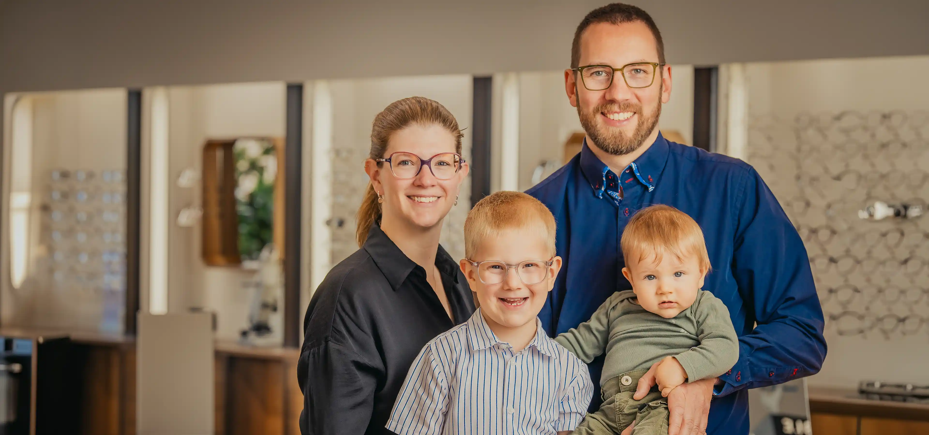 Friederike und Stefan Botta mit ihren zwei Söhnen in ihren Geschäftsräumen