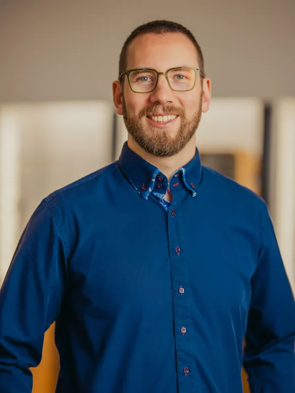 Portraitfoto von Stefan Botta in den Geschäftsräumen
